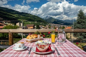 Outdoor dining - Grem Bike Hostel (Premolo)