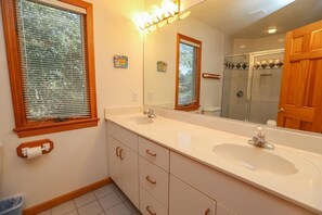 Combined shower/tub, jetted tub, towels