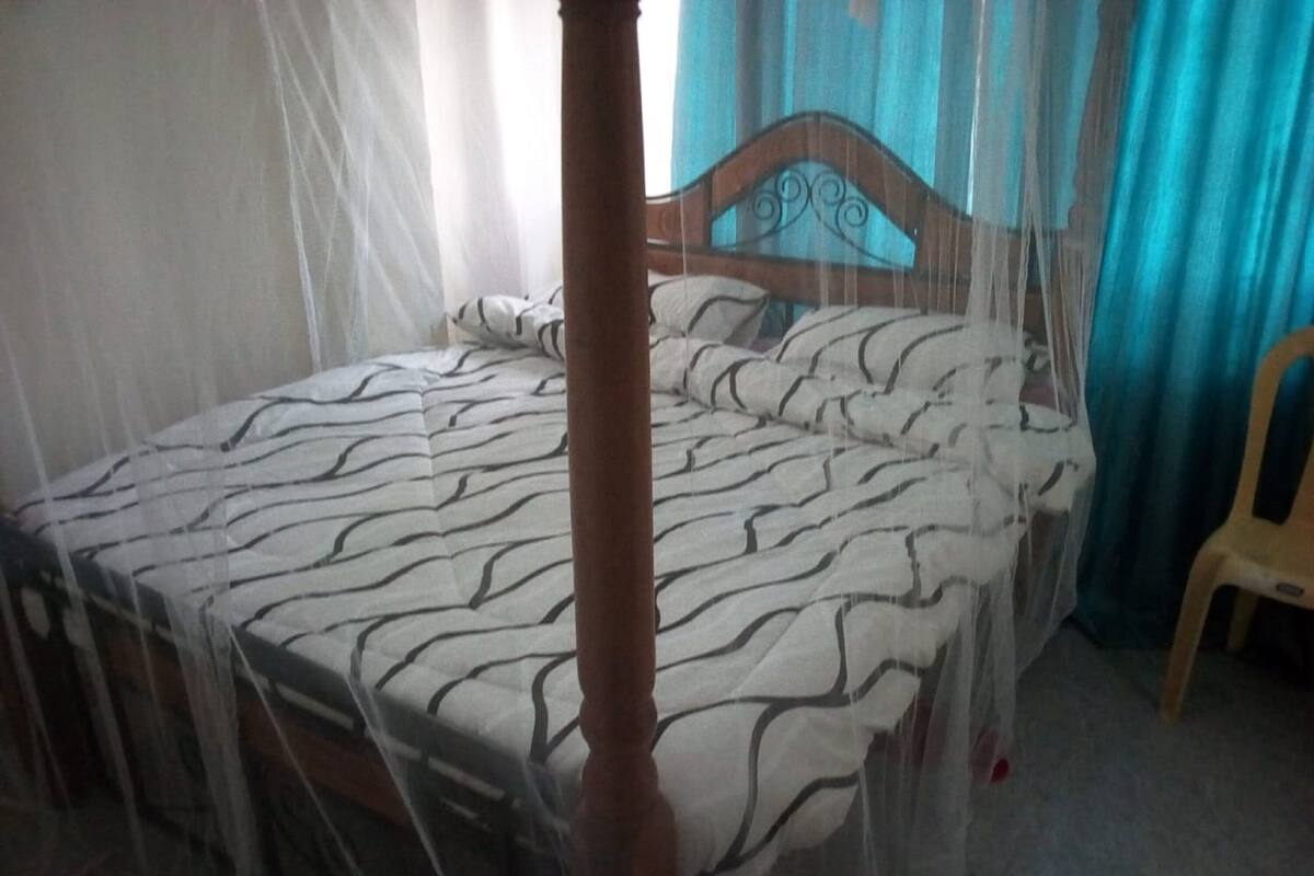 Standard Double Room Single Use | Desk, iron/ironing board (on request), WiFi (free), bed sheets