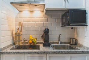 Een koelkast, een microgolfoven, een broodrooster