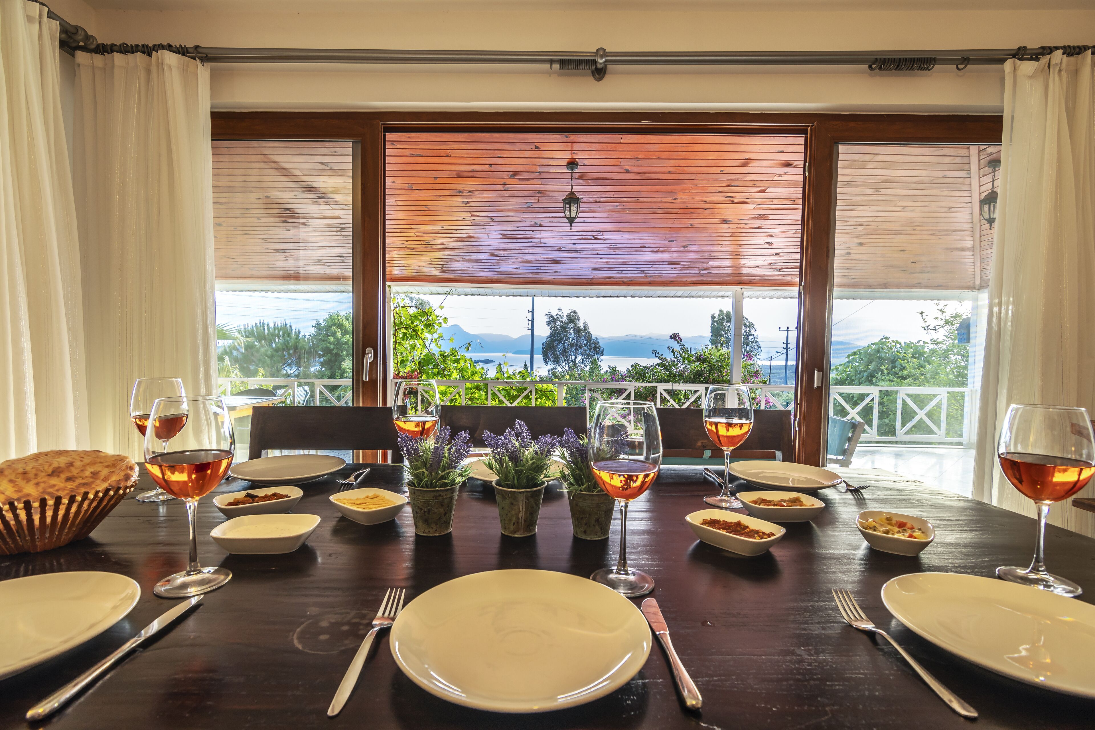 Luxury-Villa | Essbereich im Zimmer