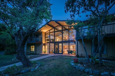 Luxury House with a Huge Pool & Game Room by Fiesta Texas & Seaworld
