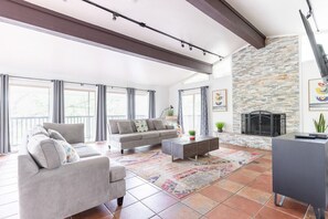 Smart-TV, Kamin, Videospiele, Netflix