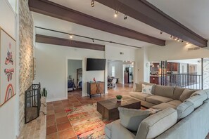 Smart-TV, Kamin, Videospiele, Netflix