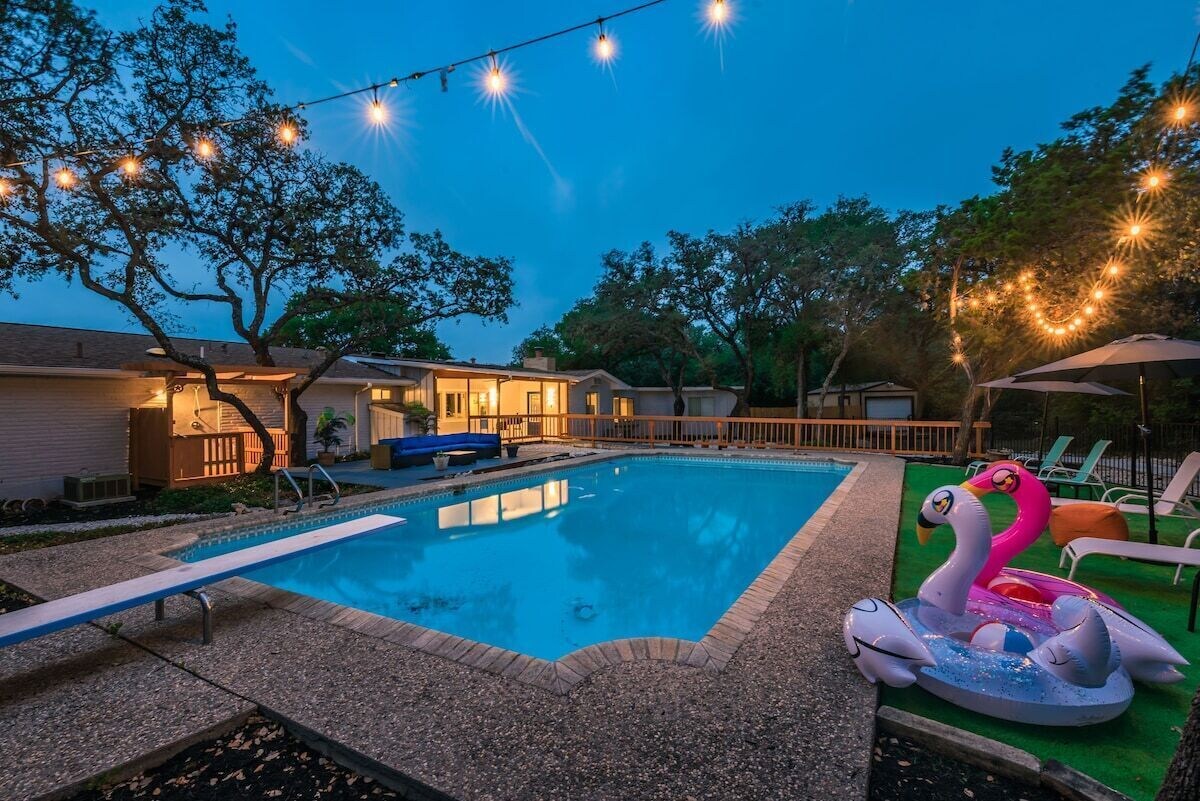 Luxury House with a Huge Pool & Game Room by Fiesta Texas & Seaworld