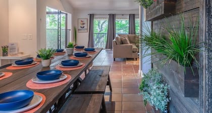 Luxury House with a Huge Pool & Game Room by Fiesta Texas & Seaworld