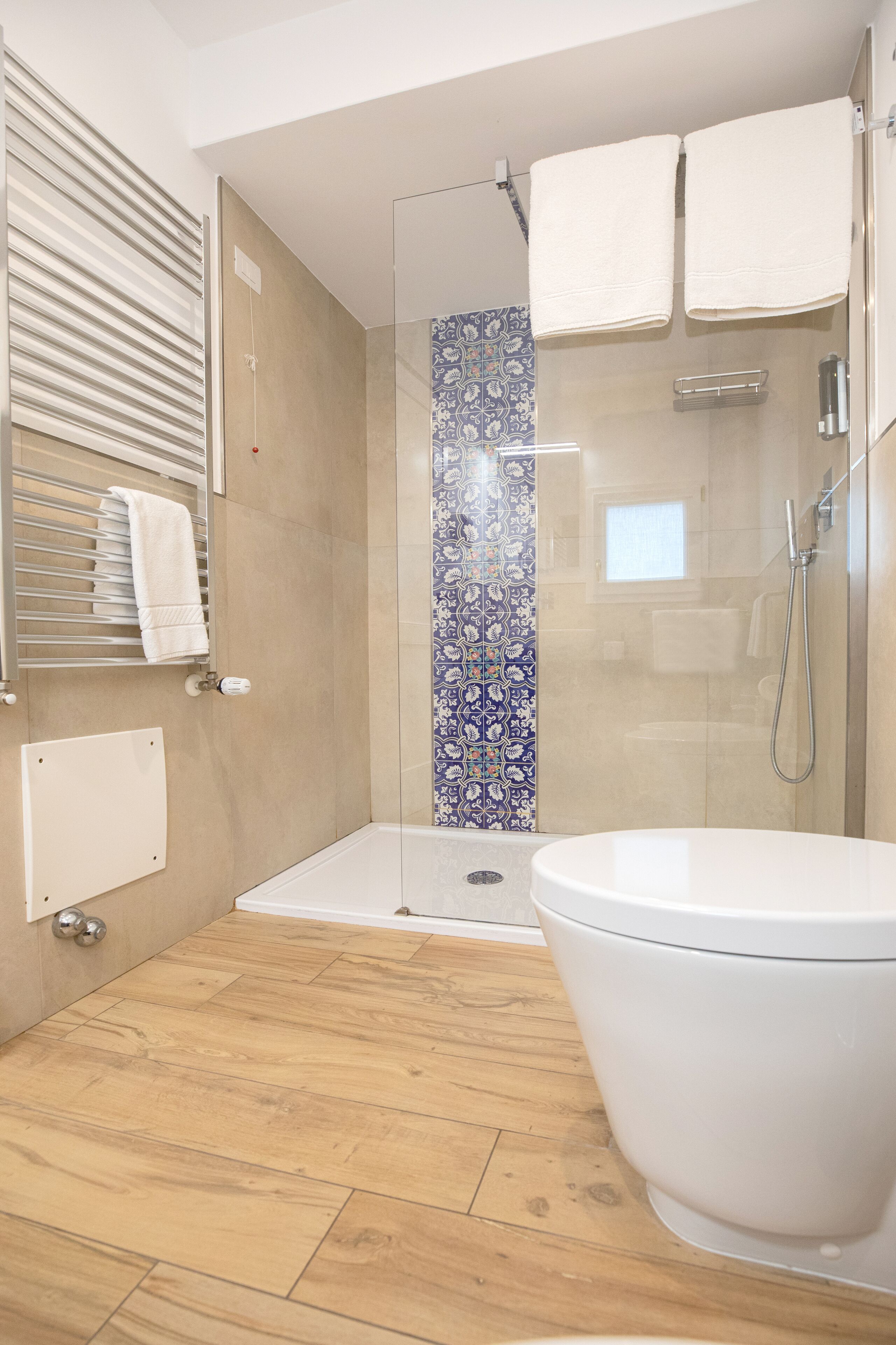 Ein modernes Badezimmer mit Dusche, Toilette und Badewanne.