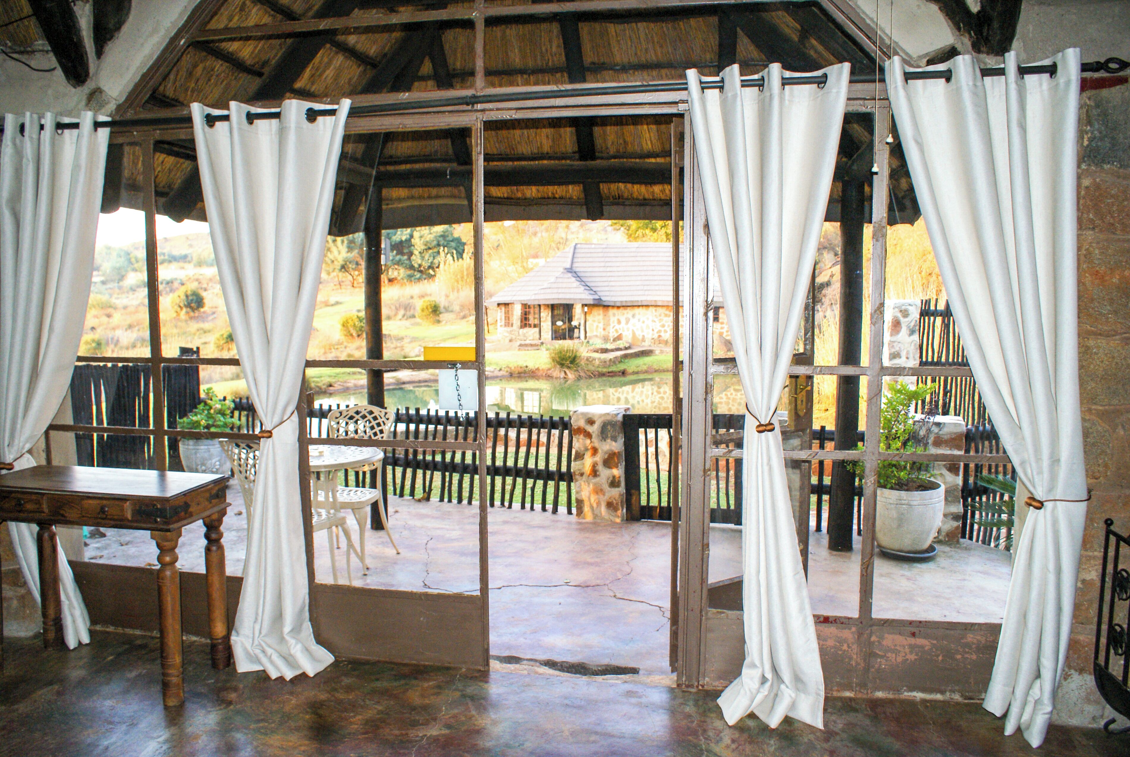 Golden Cabin (3) | Trang trí khác biệt, trang bị nội thất với thiết kế riêng biệt 