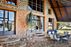 Rainbow Cabin (2) | Terrace/patio
