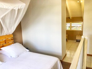 1 chambre, coffre-fort, fer et planche à repasser