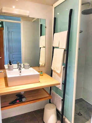 Bathtub, hair dryer, towels