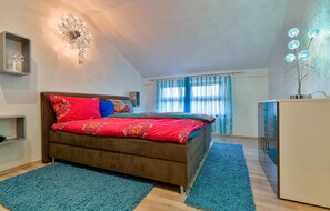 2 bedrooms, travel crib, free WiFi, bed sheets