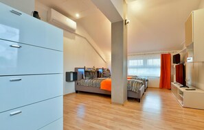 2 bedrooms, travel crib, free WiFi, bed sheets