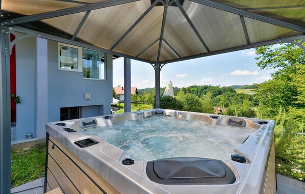 Tina de hidromasaje al aire libre