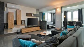 智能電視、壁爐、足球機