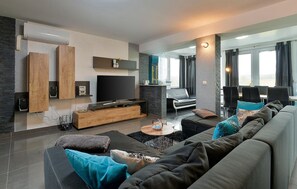 Smart TV, chimenea y futbolito 