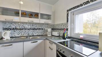 Réfrigérateur, plaque de cuisson, lave-vaisselle, cafetiÚre/bouilloire