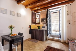 开间 | 私人简易厨房 | 冰箱、微波炉、炉灶、茶具/咖啡用具