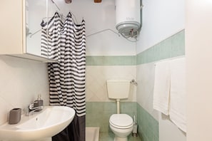 Estúdio | Banheiro | Chuveiro, chuveiro com efeito de chuva, secador de cabelo 