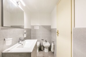 Apartment, 1 Bedroom | Bathroom | Shower, rainfall showerhead, hair dryer, bidet - La Casa del Musico (Palermo)