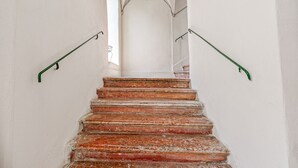 A staircase with red steps leading up to a white wall. - Palazzo dei Normanni Stylish Apartment (Palermo)