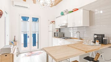 Apartamento, 5 quartos | Cozinha privada | Geladeira grande, fogão, cooktop, chaleira elétrica