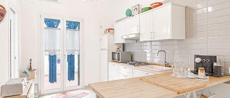 Apartment, 5 Bedrooms | Private kitchen | Full-size fridge, oven, stovetop, electric kettle