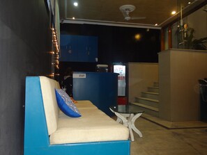 Superior Apartment | Premium bedding, desk, laptop workspace, soundproofing - Mountain Madness Hostel (Jaipur)