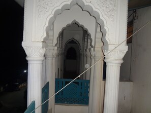 Premium bedding, desk, laptop workspace, soundproofing - Mountain Madness Hostel (Jaipur)