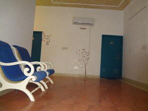 Premium bedding, desk, laptop workspace, soundproofing - Mountain Madness Hostel (Jaipur)