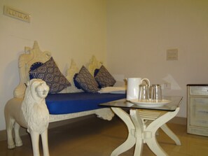 Premium bedding, desk, laptop workspace, soundproofing - Mountain Madness Hostel (Jaipur)