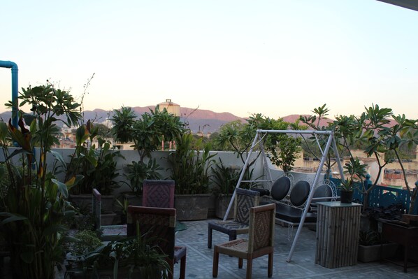 Terrace/patio - Mountain Madness Hostel (Jaipur)