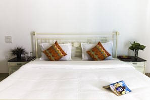 Premium bedding, desk, laptop workspace, soundproofing - Mountain Madness Hostel (Jaipur)
