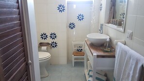 Dusche, Haartrockner, Bidet, Handtücher