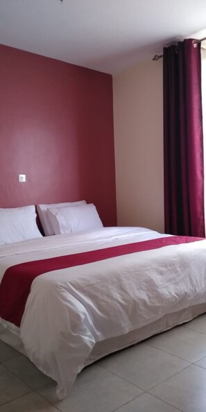 Escritorio, cortinas blackout y tabla de planchar con plancha 