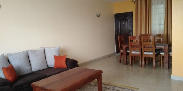 公寓, 3 间卧室 | 客厅 | 32-英寸纯平电视 (配备数码频道)、电视