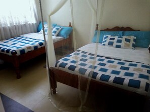 Escritorio, cortinas blackout y tabla de planchar con plancha 