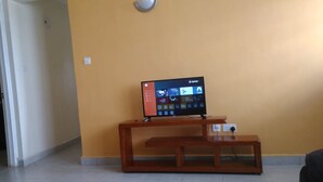 Căn hộ, 3 phòng ngủ | Khu phòng khách | TV màn hình phẳng 32-inch có truyền hình kỹ thuật số, TV 