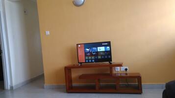 Apartemen, 3 kamar tidur | Area keluarga | Televisi layar datar 32-inci dengan saluran TV digital dan TV