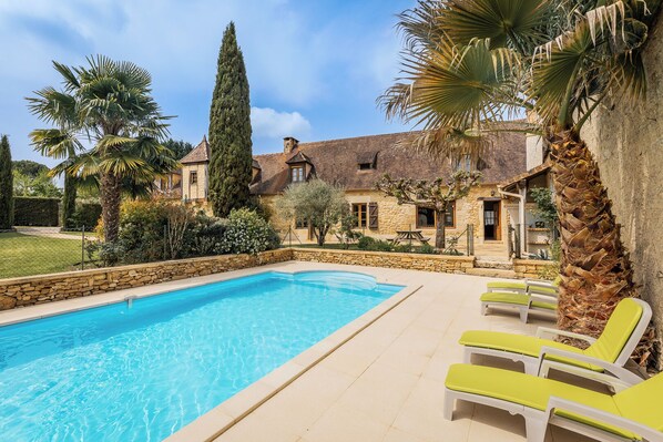 حمّام سباحة خارجي