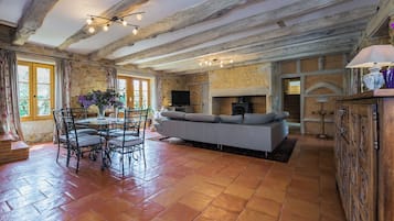 Televisie, een open haard, een dvd-speler en boeken