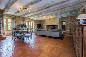 TV, fireplace, DVD player, books