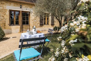 تناول الطعام بالخارج