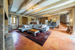 تلفزيون، مدفأة، مشغل دي في دي، كُتُب