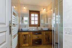 Combined shower/bathtub, hair dryer, towels - Villa Paola, beautiful holiday home with a large fenced private swimming pool. (Saint Rabier)