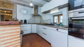 Een koelkast, een microgolfoven, een oven, een kookplaat