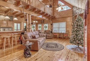 Smart TV, fireplace, video games - Sugar Bear: Your Sweet Smoky Mountain Escape! (SEVIERVILLE)