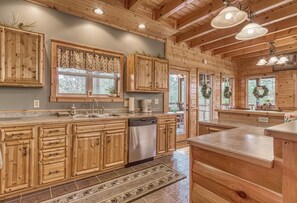 Fridge, microwave, oven, stovetop - Sugar Bear: Your Sweet Smoky Mountain Escape! (SEVIERVILLE)