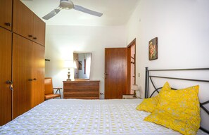 3 habitaciones, cuna de viaje y ropa de cama 