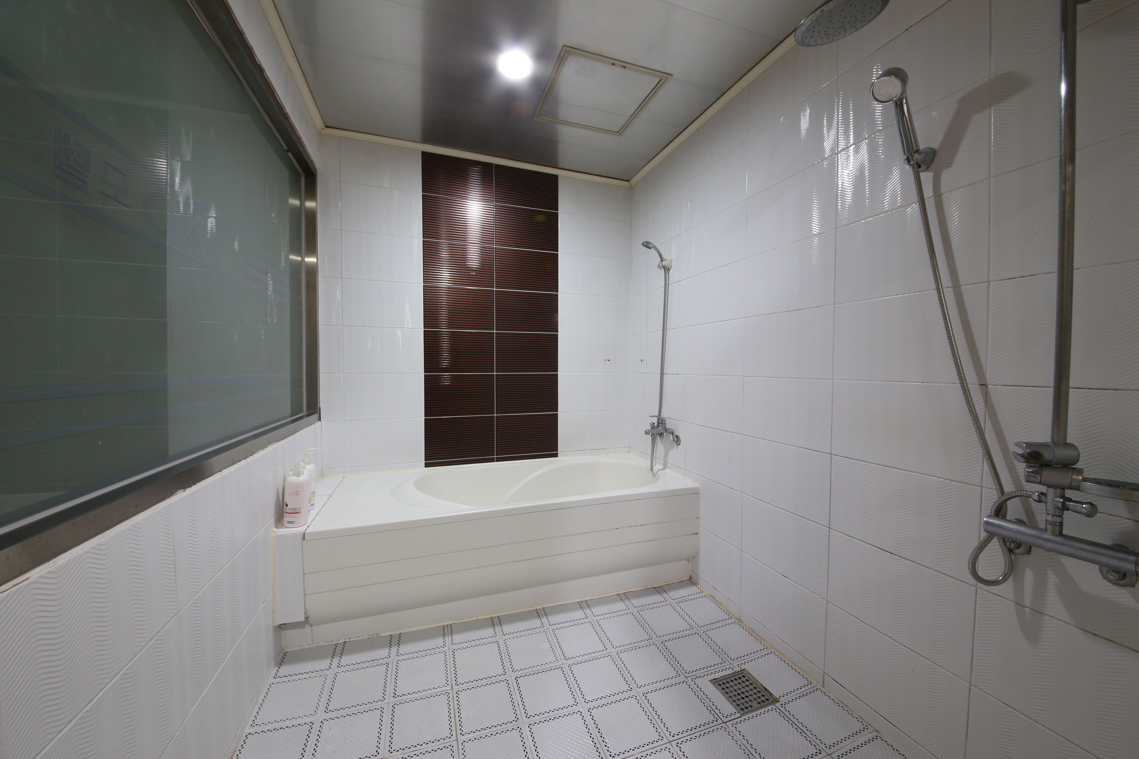 Bañera y ducha independientes, bañera profunda
